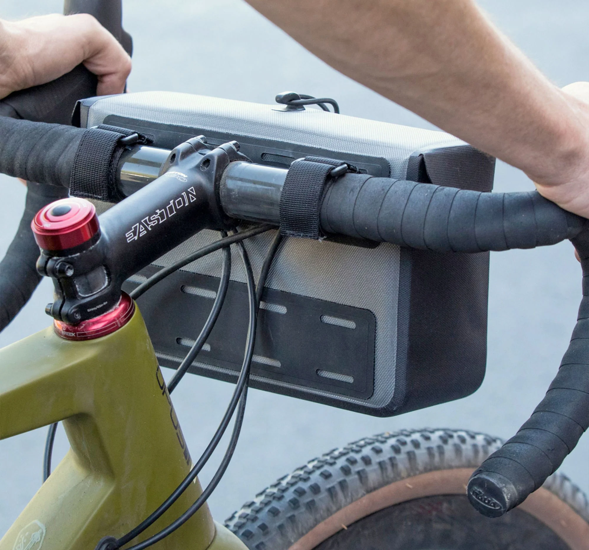 Blackburn Outpost Elite Hitchhiker Handlebar Bag - Image 2