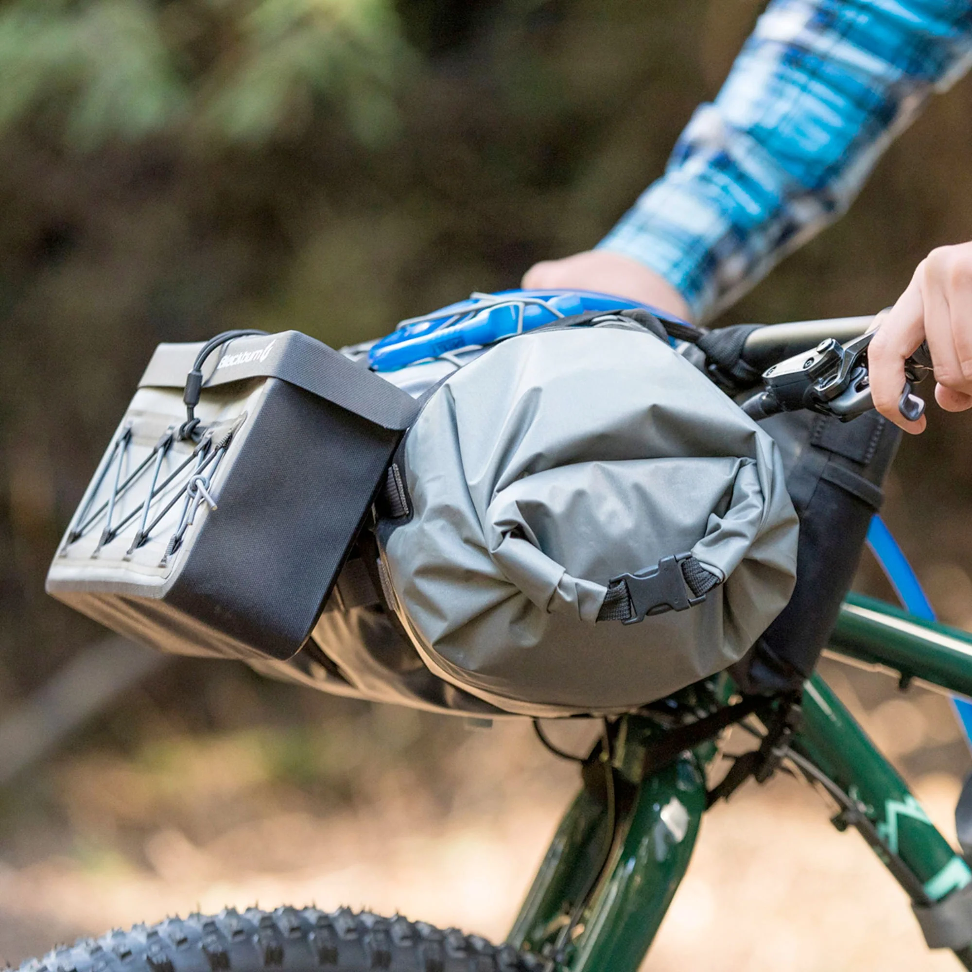 Blackburn Outpost Elite Hitchhiker Handlebar Bag - Image 4